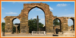 Iron pillar in the courtyard of a monument, Qutab Minar, New Delhi, India 